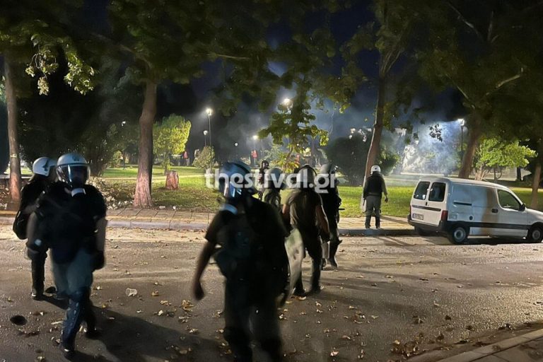 Θεσσαλονίκη: Νέα ένταση στο Αριστοτέλειο – Χημικά και πέτρες