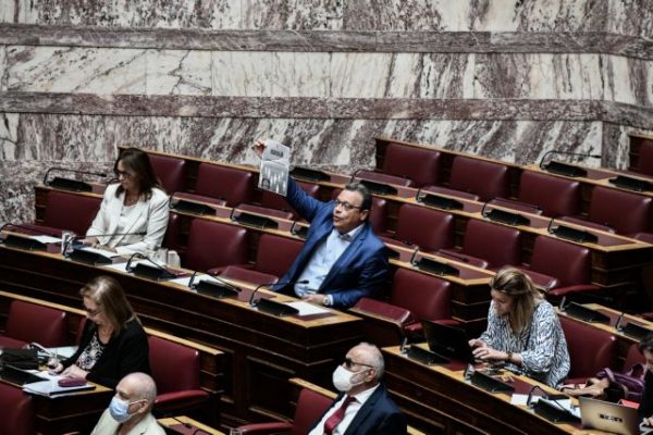 Συμπληρωματικός προϋπολογισμός: «Επιδότηση της ακρίβειας» και «ψήφος εξ’ ανάγκης» – Τι λέει η αντιπολίτευση