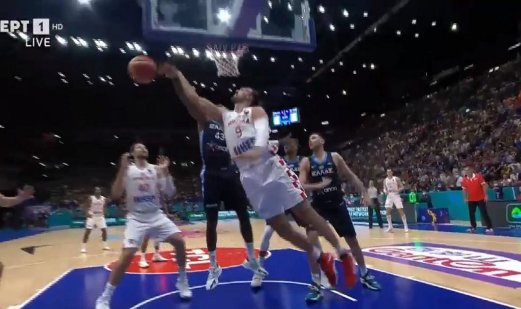 Κροατία – Ελλάδα: Το εντυπωσιακό κόψιμο του Θανάση Αντετοκούνμπο