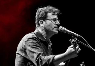 Ο Θανάσης Παπακωνσταντίνου απόψε live στο Θέατρο Βράχων