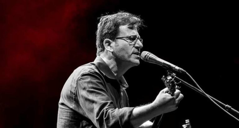 Ο Θανάσης Παπακωνσταντίνου απόψε live στο Θέατρο Βράχων