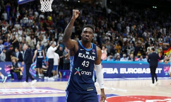 Συγκλονιστικός Θανάσης Αντετοκούνμπο: «Μαμά, δεν κλαίω – Χτίζουμε κάτι πολύ καλό, θα έρθει η ώρα»