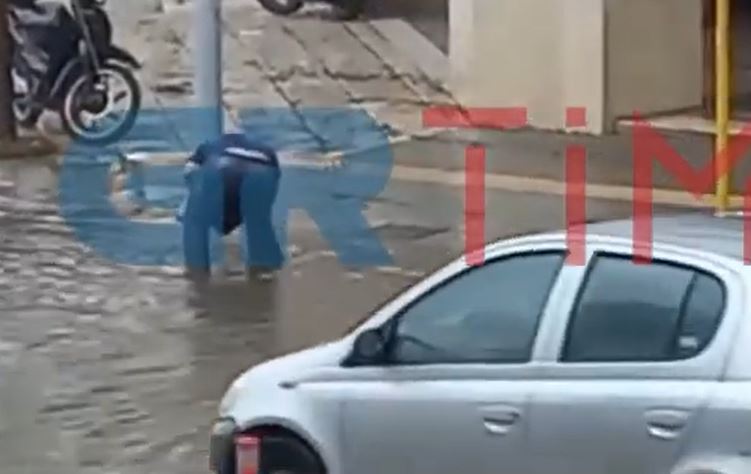 «Άνοιξαν οι ουρανοί» στη Θεσσαλονίκη – Σε ποτάμια μετατράπηκαν οι δρόμοι