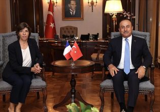 Τσαβούσογλου σε Κολονά: Ατυχείς οι δηλώσεις Μακρόν για την Τουρκία