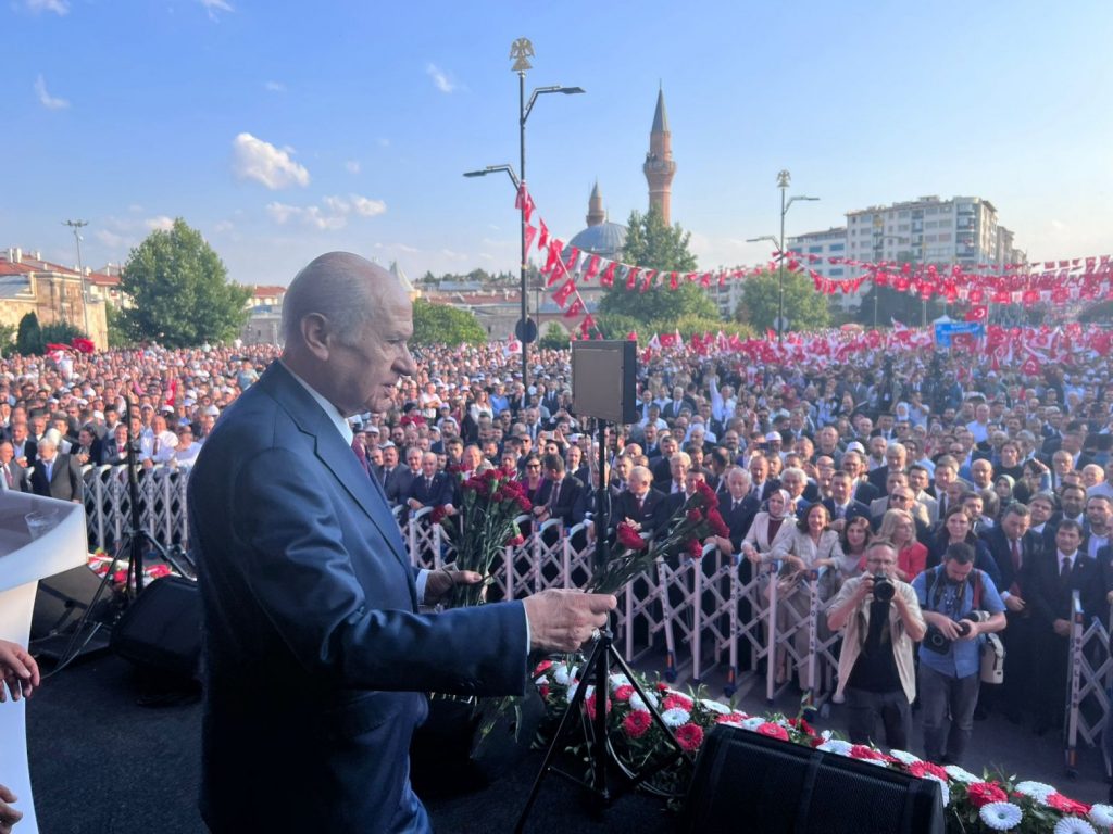 Μπαχτσελί: «Θα καταρρεύσουν τα ανάκτορα» – Διάβασε λάθος ποίημα σοσιαλιστή ποιητή