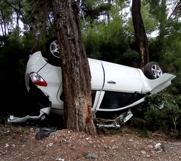 Αλόννησος: Τρομακτικό τροχαίο – Αυτοκίνητο αναποδογύρισε και σφηνώθηκε ανάμεσα σε δέντρα
