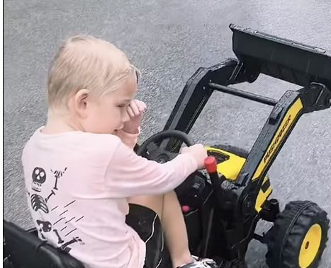 ΗΠΑ: Η νύφη του Ντόναλντ Τραμπ έβγαλε στη βροχή τον γιο της για να «χτίσει χαρακτήρα»