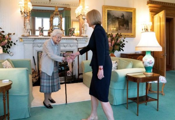 Επίσημα πρωθυπουργός της Βρετανίας η Λιζ Τρας – Διορίστηκε από τη βασίλισσα Ελισάβετ
