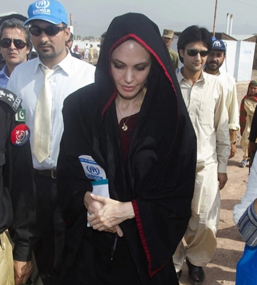 H Αντζελίνα Τζολί επισκέπτεται το χτυπημένο Πακιστάν από τις καταστροφικές πλημμύρες