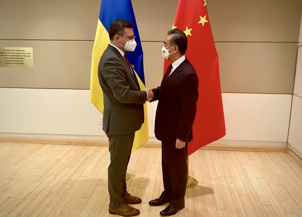 Ουκρανία: Συνάντηση Κουλέμπα με τον Κινέζο ΥΠΕΞ – Το Πεκίνο «σέβεται την εδαφική ακεραιότητα όλων των χωρών»
