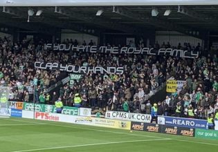 Συνθήματα και πανό κατά της βασιλικής οικογένειας από τους οπαδούς της Σέλτικ