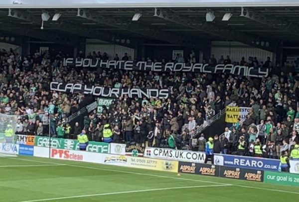 Συνθήματα και πανό κατά της βασιλικής οικογένειας από τους οπαδούς της Σέλτικ