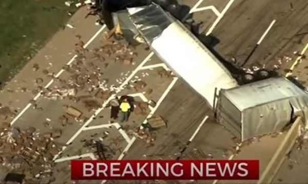 Φορτηγό με ερωτικά βοηθήματα τούμπαρε και προκάλεσε χάος σε αυτοκινητόδρομο της Οκλαχόμα