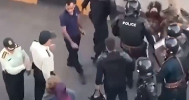Βίντεο σοκ από το Ιράν: Αστυνομικοί χτυπούν και τραβούν από τα μαλλιά διαδηλώτριες