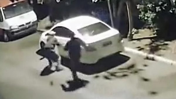 Έκλεψαν αυτοκίνητο την ώρα που ζευγάρι έκανε σεξ μέσα – Τους πέταξαν γυμνούς στον δρόμο