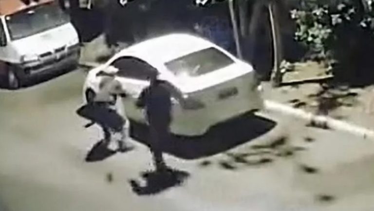 Έκλεψαν αυτοκίνητο την ώρα που ζευγάρι έκανε σεξ μέσα – Τους πέταξαν γυμνούς στον δρόμο