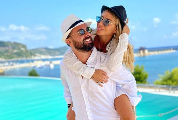 Ηλίας Βρεττός – Αναστασία Δεληγιάννη: Aδημοσίευτες φωτογραφίες από τον γάμο τους στην Κύμη