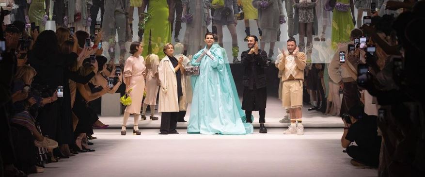 H Λίντα Εβαντζελίστα επιστρέφει με πάταγο στην πασαρέλα μετά την αποτυχημένη επέμβαση