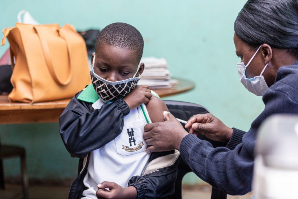 Ζιμπάμπουε, η χώρα όπου οι μητέρες εμβολιάζουν κρυφά τα παιδιά τους για την ιλαρά