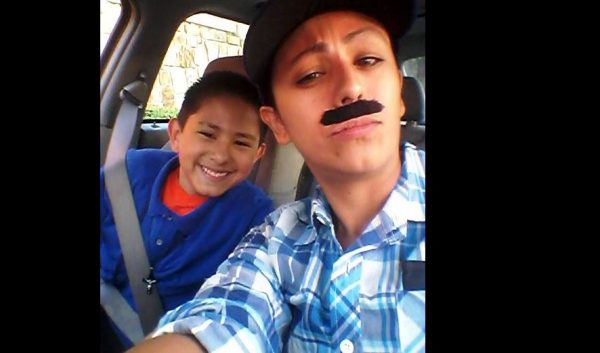 Ανύπαντρη μητέρα ντύνεται «μπαμπάς» για να παρακολουθήσει εκδήλωση του γιου της στο σχολείο