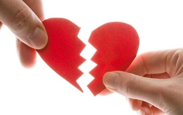 Πάτρα: Νεαρός έπεσε στο δρόμο και χτυπιόταν γιατί τον χώρισε η κοπέλα του