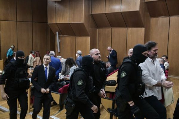 Μάντζος: Οι ναζιστικοί χαιρετισμοί στο εφετείο προσβάλουν το κράτος δικαίου και την ιστορική μνήμη