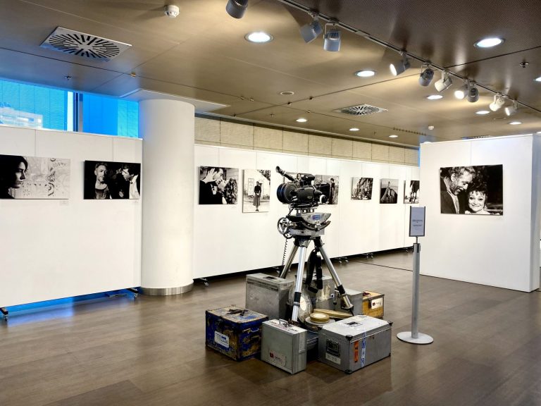 Ήταν όλοι εκεί για να θαυμάσουν ιστορικά αντικείμενα του Μιχάλη Κακογιάννη