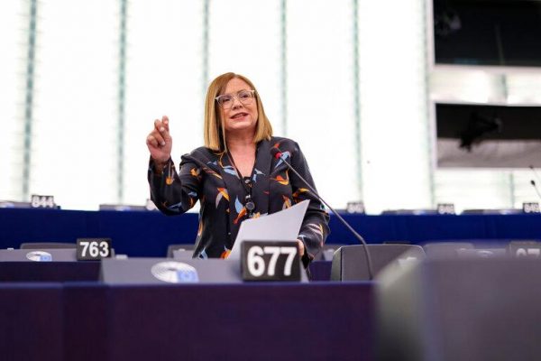 Μαρία Σπυράκη: Ζήτησε νομοθετική πρωτοβουλία από την Κομισιόν για απαγόρευση εμπορίας και ενοικίασης λογισμικών παρακολούθησης