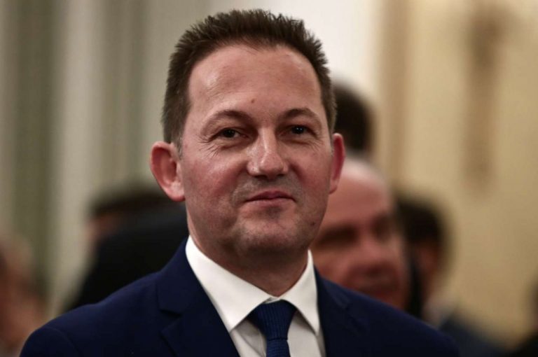 Πέτσας: Κόντρα με τον ΣΥΡΙΖΑ για το «όποιος δεν προσαρμόζεται πεθαίνει»