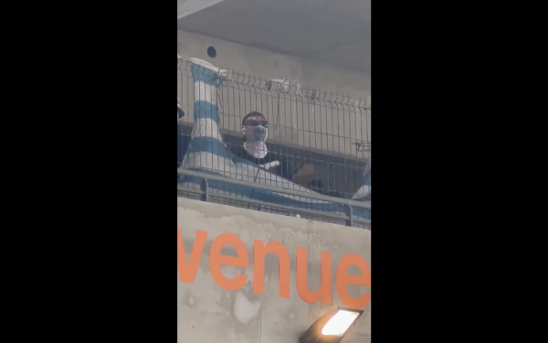 Αηδιαστικές εικόνες στο «Βελοντρόμ»: Ναζιστικοί χαιρετισμοί από οπαδούς της Άιντραχτ