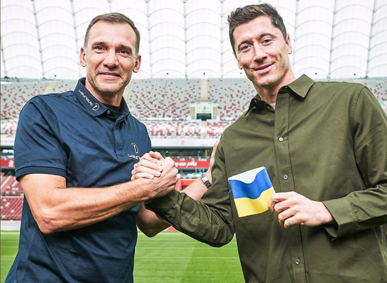 Ο Σεβτσένκο παρέδωσε στον Λεβαντόφσκι ένα περιβραχιόνιο στα χρώματα της Ουκρανίας