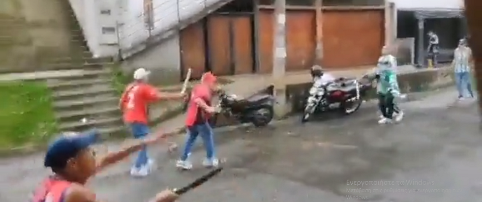 Ανατριχιαστικό βίντεο από την Κολομβία: Οπαδοί με σπαθιά και πιστόλια στη μέση του δρόμου