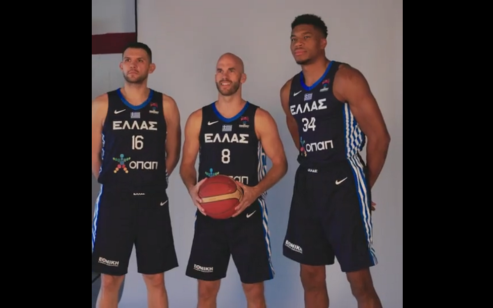 Τα χαμόγελα στα παρασκήνια κατά τη φωτογράφιση της Εθνικής για το EuroBasket