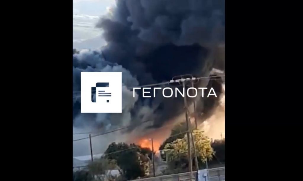 Φωτιά στον Βόλο: Στις φλόγες τυλίχτηκε εργοστάσιο – Οι καπνοί φαίνονται από το κέντρο της πόλης