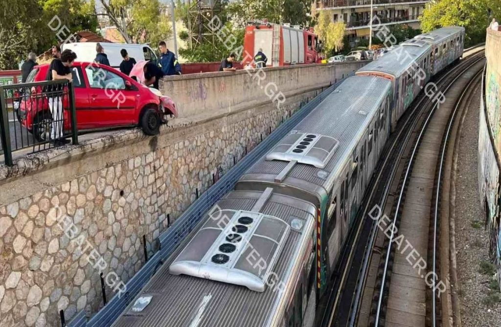 Τρόμος στον Ηλεκτρικό: Αυτοκίνητο έπεσε στα κάγκελα και κρέμεται στον αέρα – Απεγκλωβίστηκαν οι επιβάτες [Βίντεο]