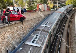 Τρόμος στον Ηλεκτρικό: Αυτοκίνητο έπεσε στα κάγκελα και κρέμεται στον αέρα – Απεγκλωβίστηκαν οι επιβάτες [Βίντεο]