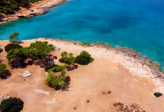 Το νησί του Σαρωνικού με το μυστικό τούνελ και τους… ιδιαίτερους κατοίκους
