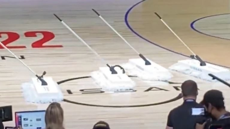 Το… τερμάτισαν οι Ιάπωνες: Χρησιμοποίησαν ρομπότ παρκετέζες σε αγώνα μπάσκετ