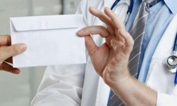 Απίστευτες καταγγελίες για τον καρδιοχειρουργό με τα «φακελάκια»