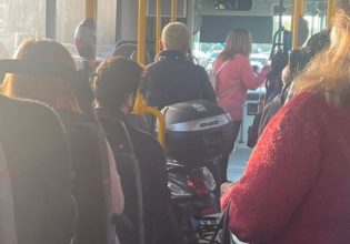 Έβαλε το μηχανάκι μέσα σε λεωφορείο – «Ξέρεις που έχει πάει η βενζίνη;»