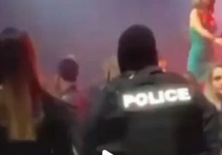 «Ντου» της Αστυνομίας στα μπουζούκια: «Πάγωσε» πασίγνωστη τραγουδίστρια στην πίστα – Δείτε το βίντεο