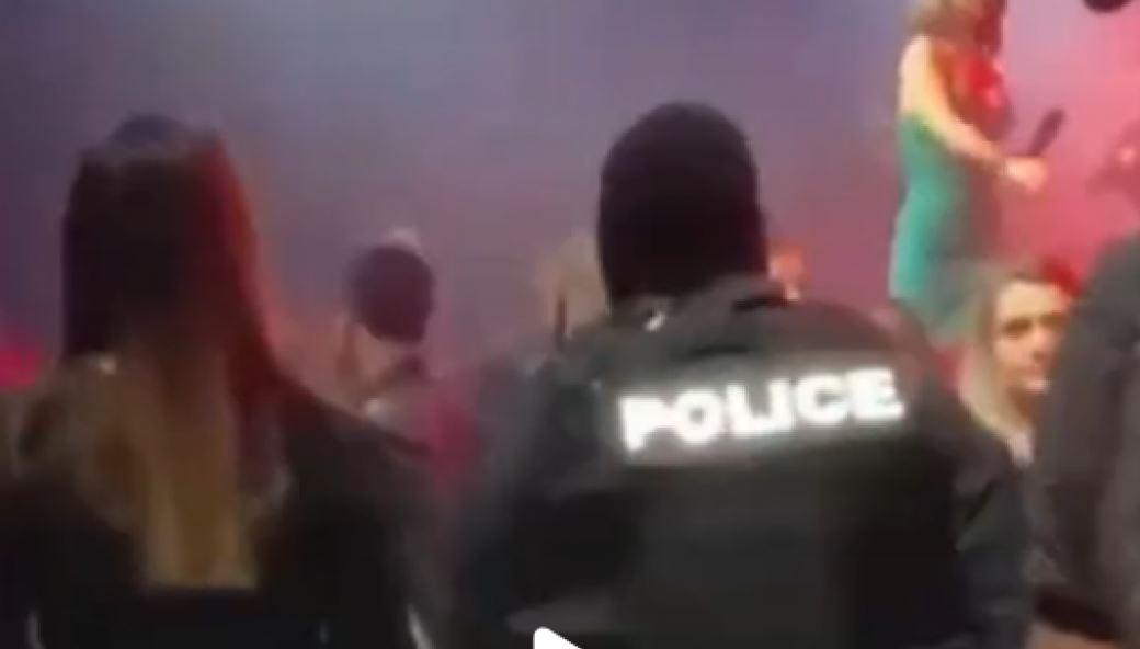 «Ντου» της Αστυνομίας στα μπουζούκια: «Πάγωσε» πασίγνωστη τραγουδίστρια στην πίστα - Δείτε το βίντεο