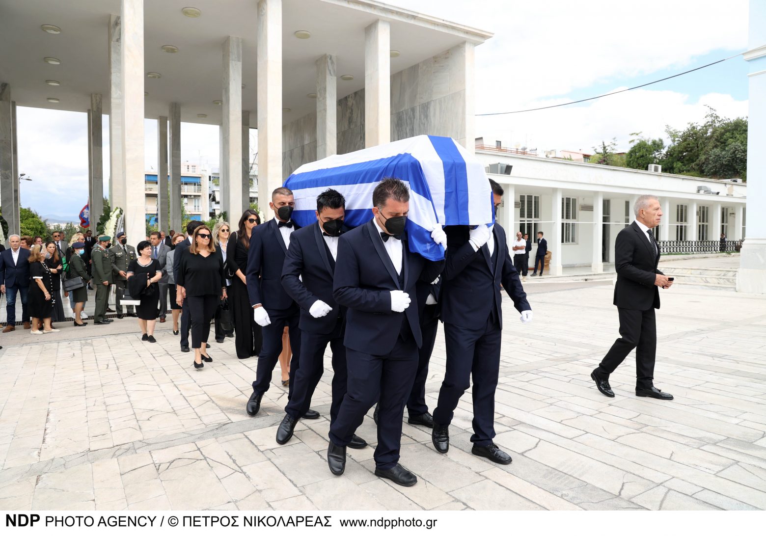 Τελευταίο αντίο στον Ζάχο Χατζηφωτίου - Ποιοι πήγαν στην κηδεία [Eικόνες]
