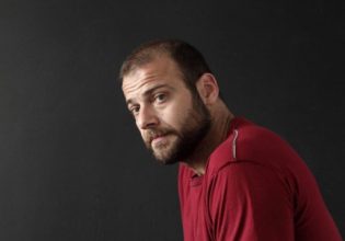 Ορέστης Τζιόβας: «Θέλησα να εξερευνήσω την ερωτική ζωή μέσα από την επαφή και με αγόρια και με κορίτσια»