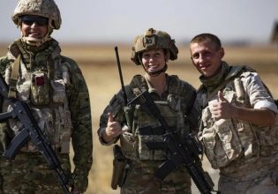 Συρία: Σπάνια στιγμιότυπα – Ρώσοι και Αμερικανοί στρατιώτες ποζάρουν μαζί