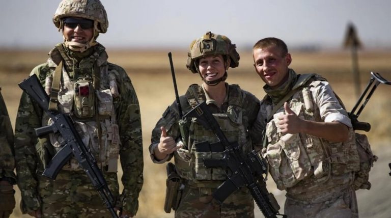 Συρία: Σπάνια στιγμιότυπα – Ρώσοι και Αμερικανοί στρατιώτες ποζάρουν μαζί