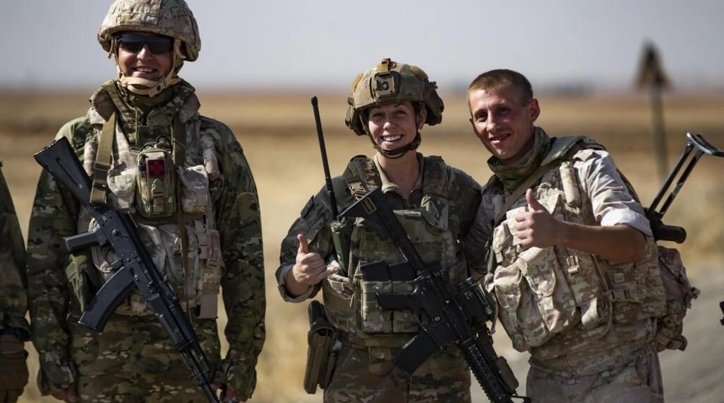 Συρία: Σπάνια στιγμιότυπα – Ρώσοι και Αμερικανοί στρατιώτες ποζάρουν μαζί