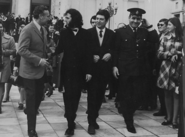 Σταμάτης Κόκοτας: «Δεν τραγουδώ με τις φαβορίτες. Με τον λαιμό μου τραγουδάω»