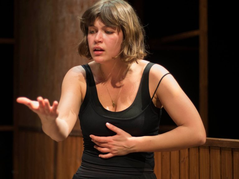 Κλέλια Ανδριολάτου: Θέλετε να δείτε την «μούσα» του Παπακαλιάτη στο θέατρο; Η παράσταση που πρωταγωνιστεί