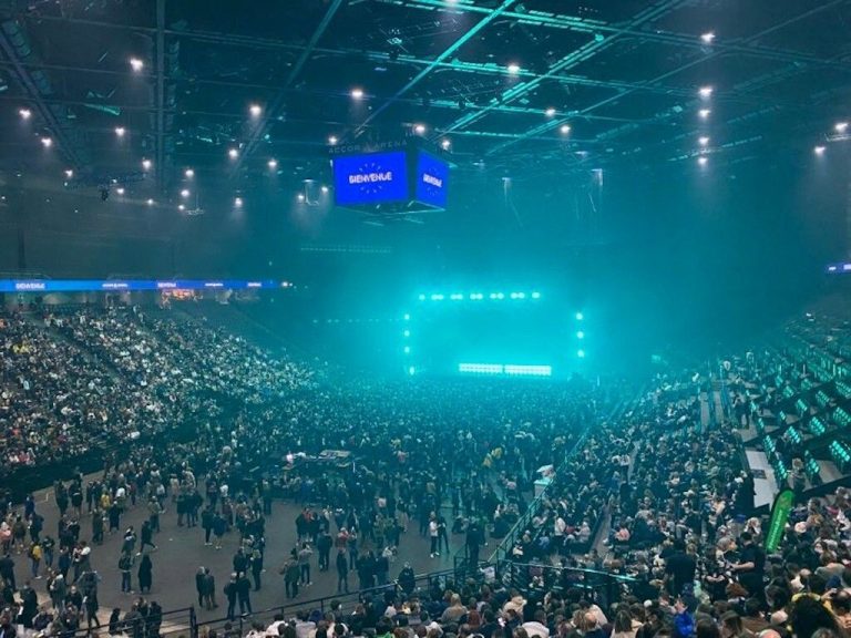 Παγκόσμιο σοκ: Διάσημος τραγουδιστής πέθανε κατά τη διάρκεια συναυλίας [Βίντεο]